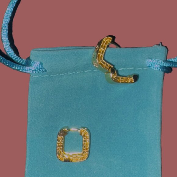 Stunning 24 Carat Gold Filled-Flip-Back Earrings Quatrefoil Design NWOT - Picture 5 of 9